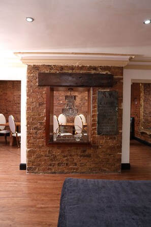 시티 아파트 | 거실 공간 | 디지털 채널 시청이 가능한 42인치 평면 TV, TV, iPod 도킹 스테이션