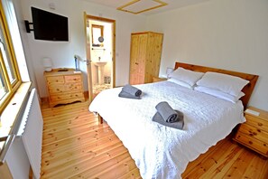 4 bedrooms, iron/ironing board, travel cot, free WiFi - Newly built, 4 bedrooms, all ensuite, bungalow, (Pentney)