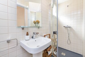 Dusche, Haartrockner, Handtücher, Toilettenpapier