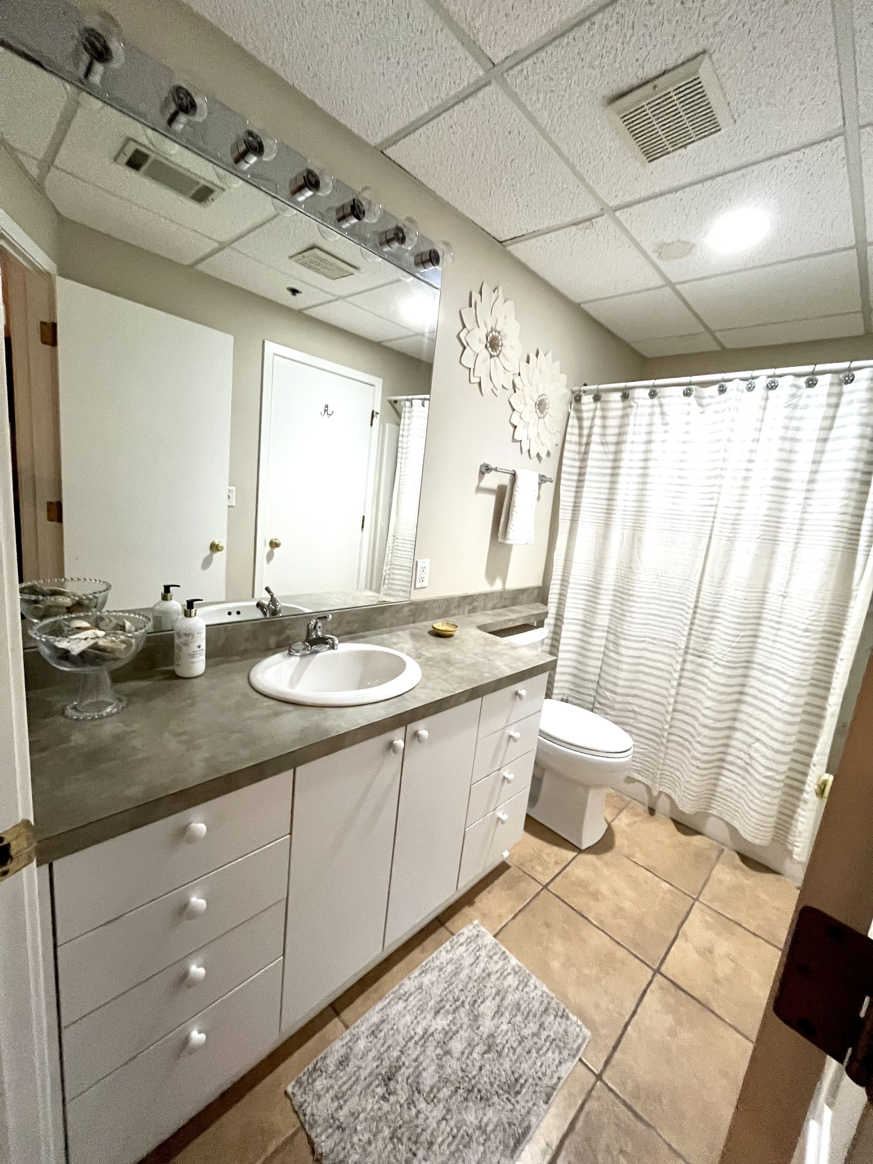 Downtown Waterfront! Cozy Space in the heart of Grand Haven!