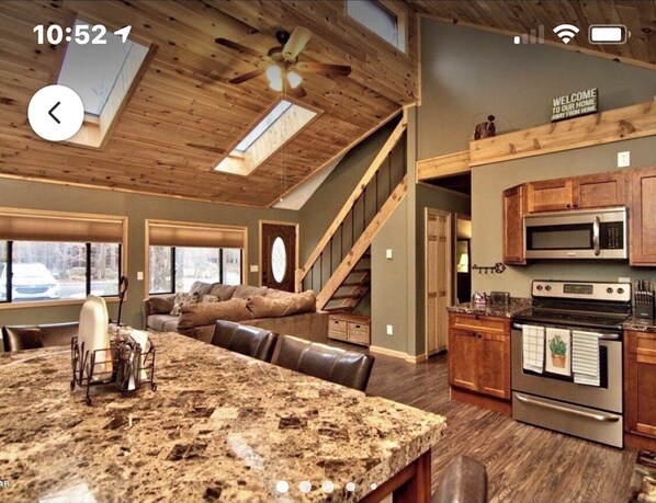 Mikrowelle, Geschirrspüler, Wasserkocher mit Kaffee-/Teezubehör