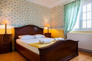 5 bedrooms, iron/ironing board, WiFi, bed sheets