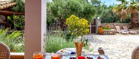 تناول الطعام بالخارج