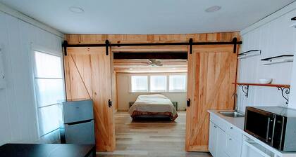 **Minimalist Mtn Living- Pets Welcome (30+ Days)**