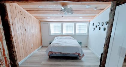 **Minimalist Mtn Living- Pets Welcome (30+ Days)**