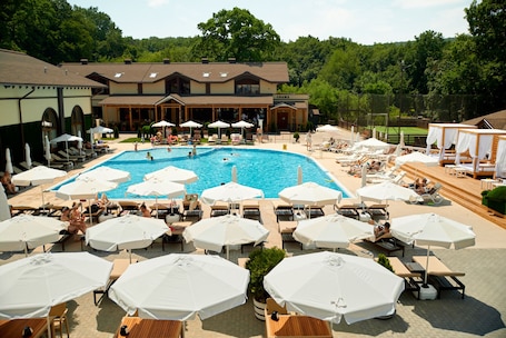 Seasonal outdoor pool, open 10:00 AM to 7:00 PM, free pool cabanas. Complex Turistic Codru
