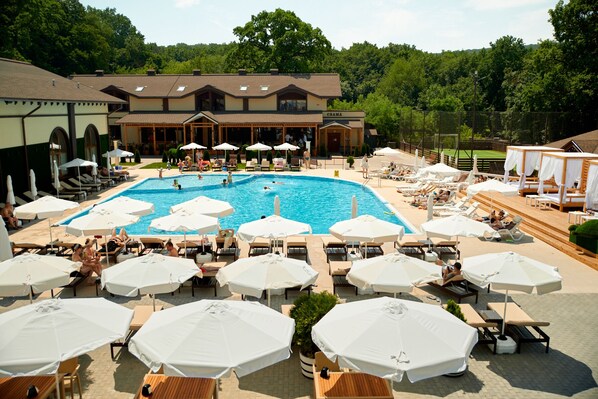 Piscine extérieure (ouverte en saison), cabanons gratuits