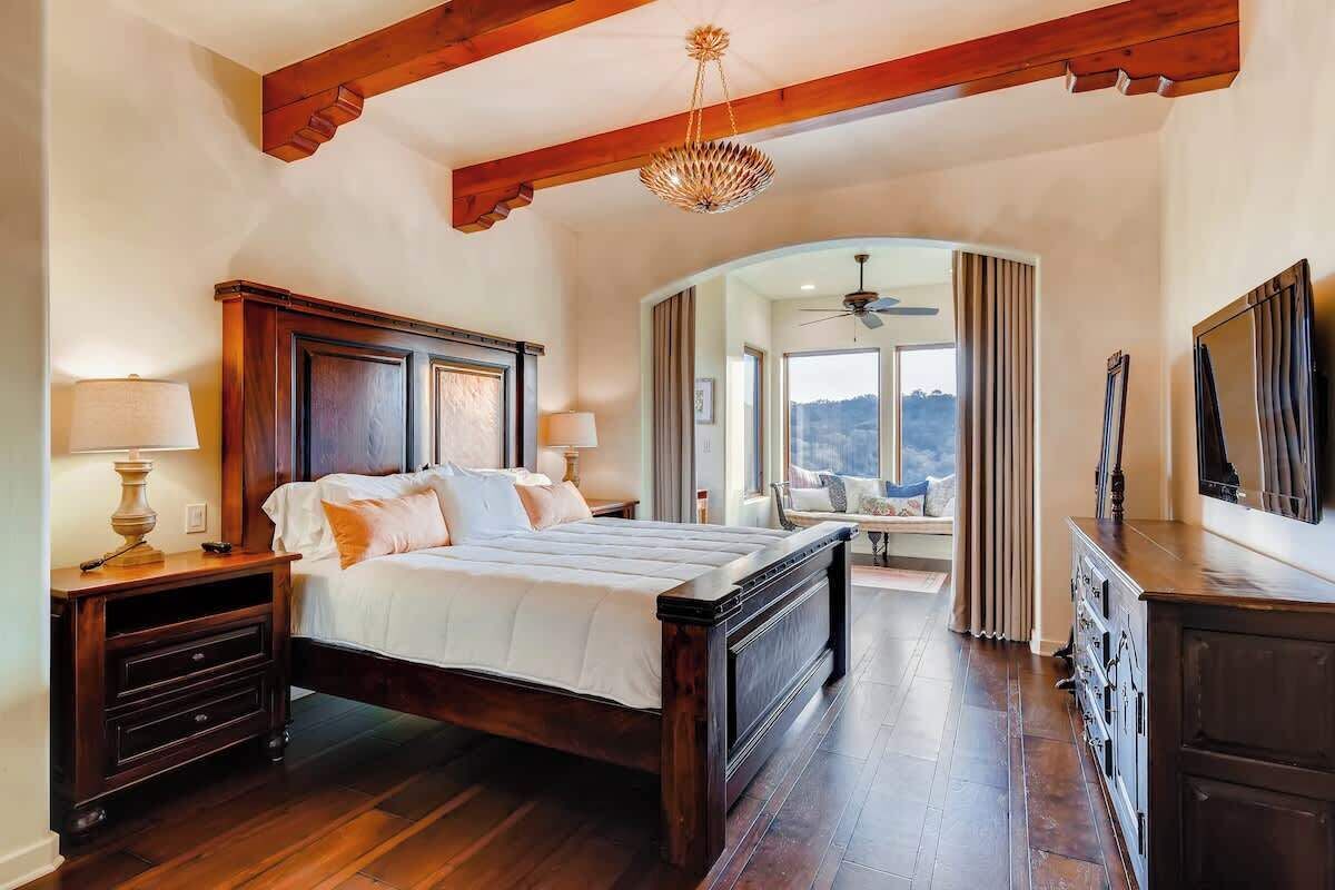 3 habitaciones, tabla de planchar con plancha, wifi y ropa de cama 