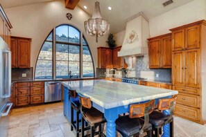 Fridge, microwave, oven, stovetop - Austin Guitar Pool | 87.5 FT Guitar Pool (Austin)