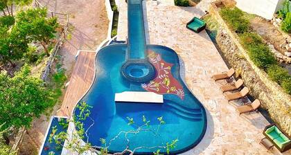 Austin Guitar Pool | 87.5 FT Guitar Pool