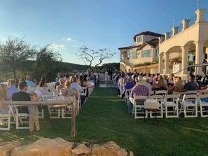Outdoor banquet area - Austin Guitar Pool | 87.5 FT Guitar Pool (Austin)