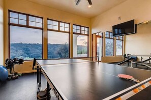 Fitness facility - Austin Guitar Pool | 87.5 FT Guitar Pool (Austin)
