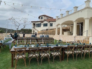 Outdoor dining - Austin Guitar Pool | 87.5 FT Guitar Pool (Cedar Park)