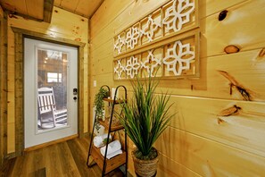 Interior - Andrea’s New Luxury Cabin just 3 miles from Dollywood.  Few miles from the prkwy (Sevierville)