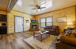 Smart TV, fireplace, video games, table football - Andrea’s New Luxury Cabin just 3 miles from Dollywood.  Few miles from the prkwy (Sevierville)