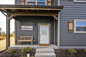 Exterior detail - Andrea’s New Luxury Cabin just 3 miles from Dollywood.  Few miles from the prkwy (Sevierville)