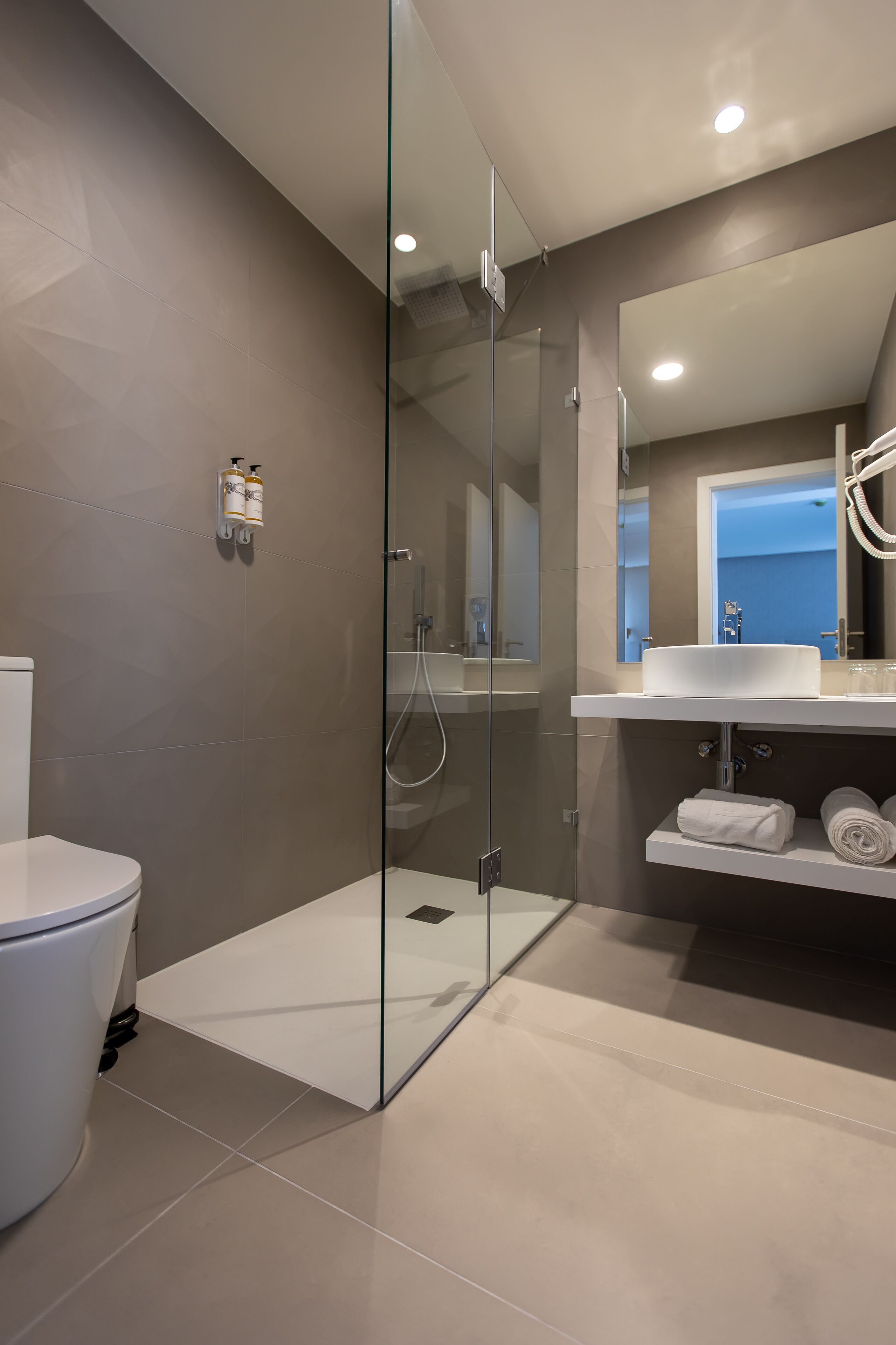 shower, rainfall showerhead, free toiletries, hair dryer