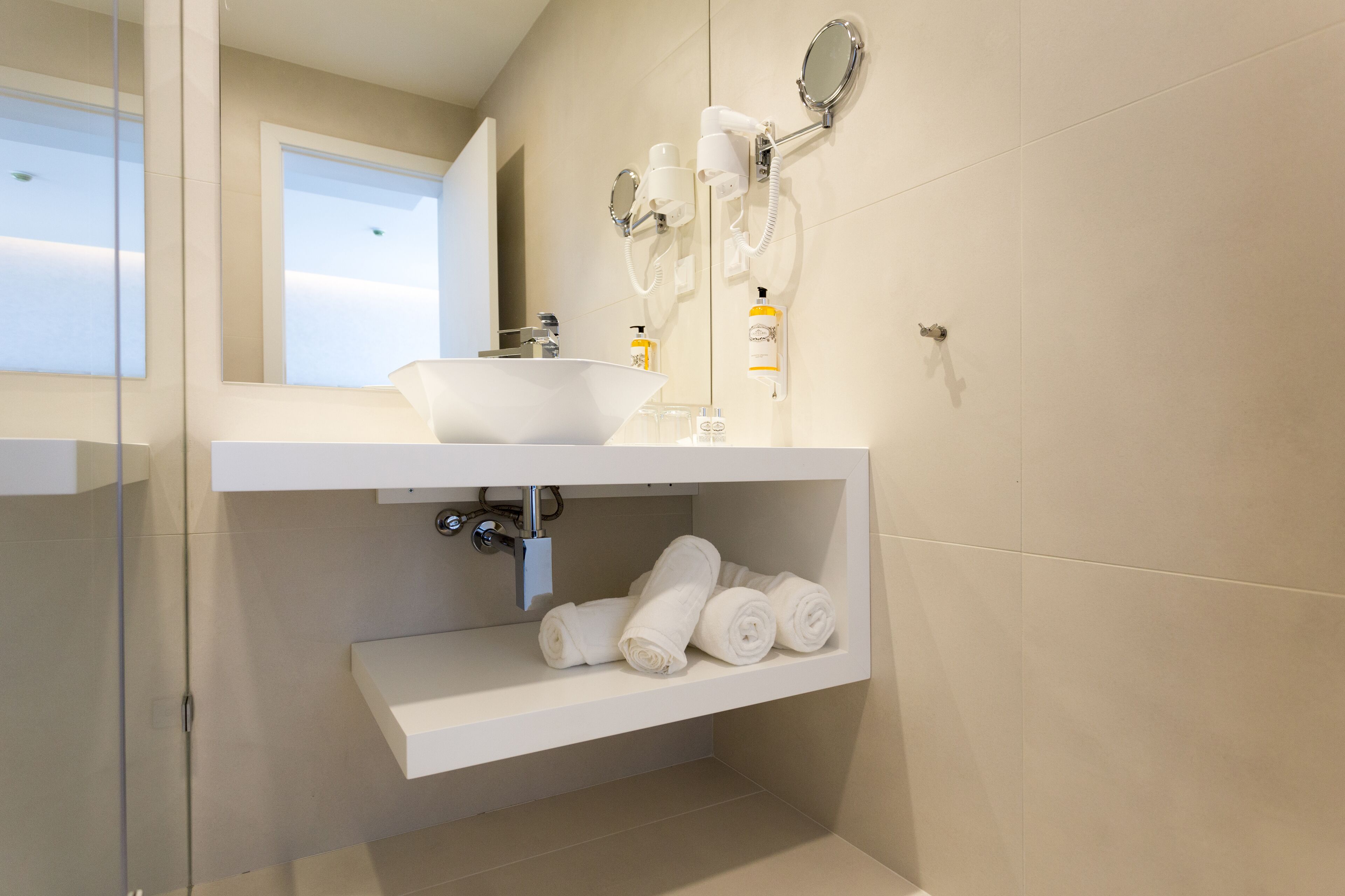 deluxe double or twin room | bathroom | shower, rainfall showerhead, free toiletries, hair dryer