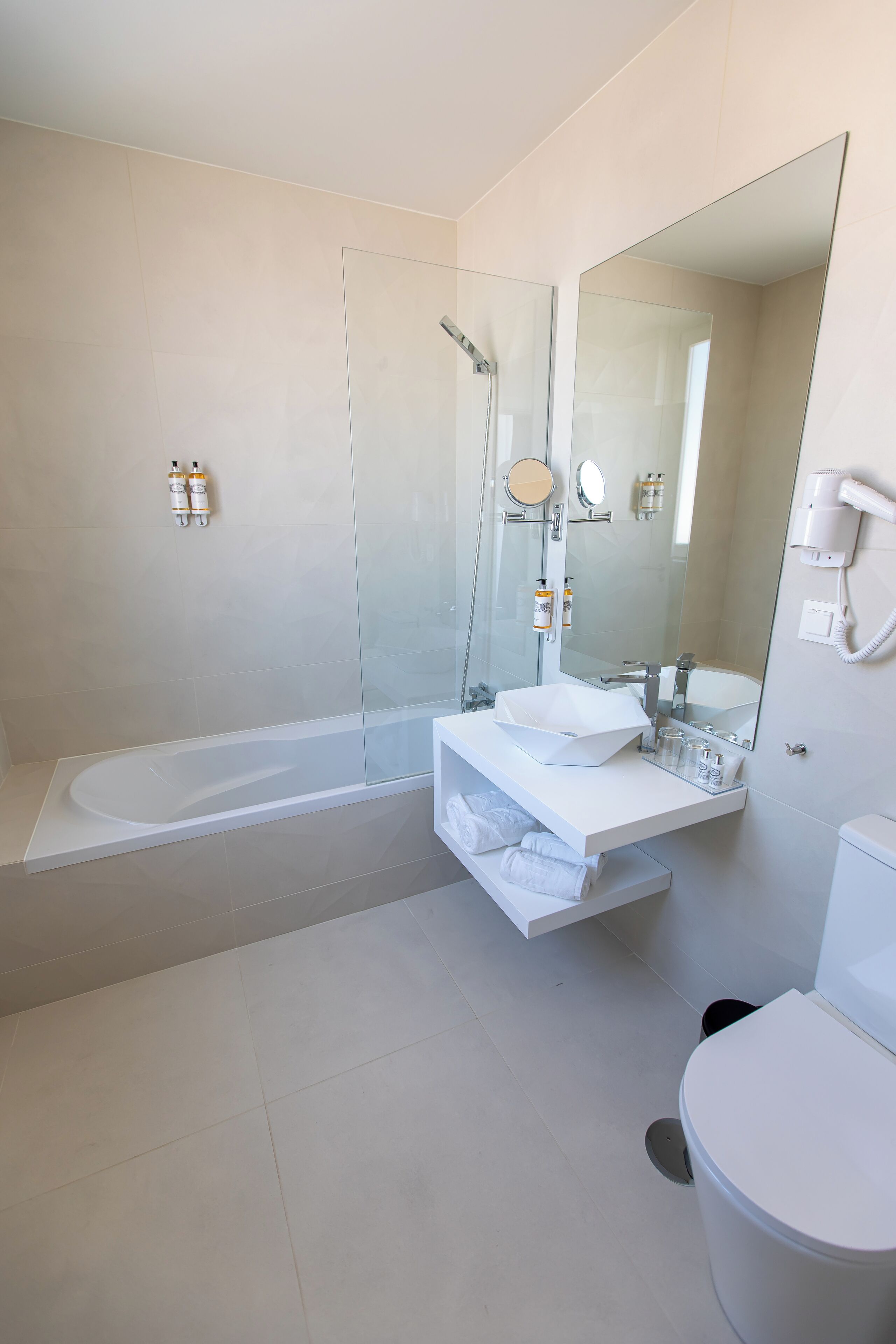 shower, rainfall showerhead, free toiletries, hair dryer