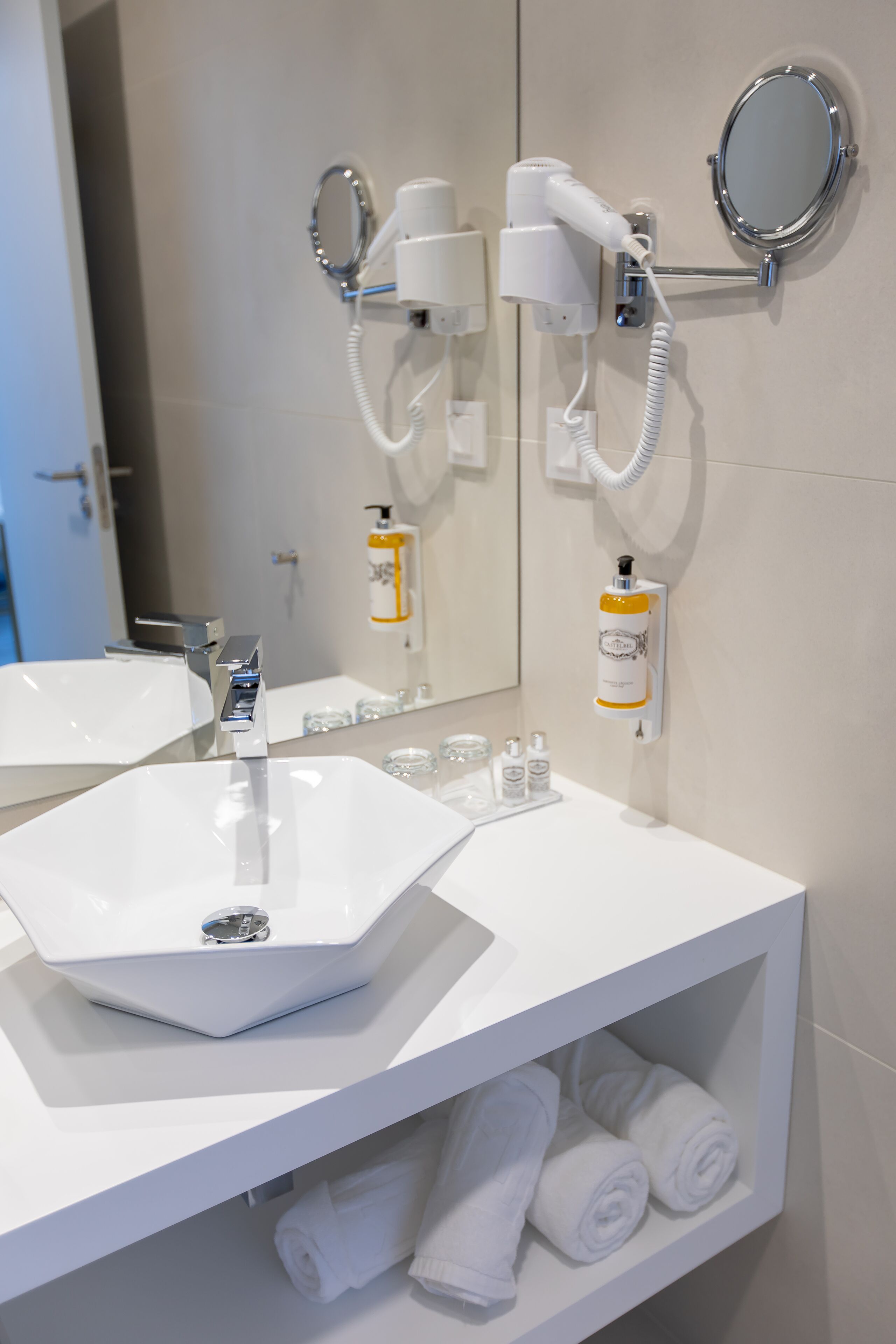 premium double room | bathroom | shower, rainfall showerhead, free toiletries, hair dryer