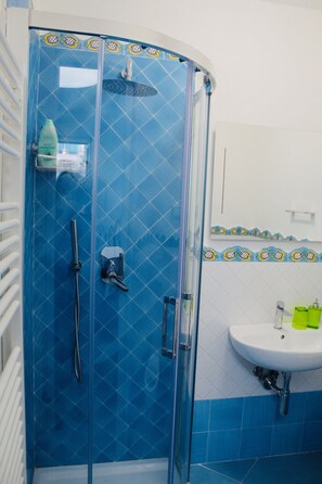 Regadera, toallas, jabón, papel de baño 