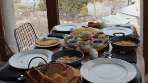 朝食 (フル ブレックファスト)、毎日提供 (無料)