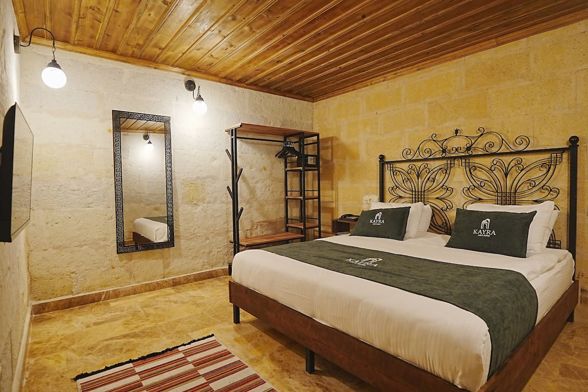 Junior Triple Room | Peralatan tempat tidur premium, gebar bulu kapas