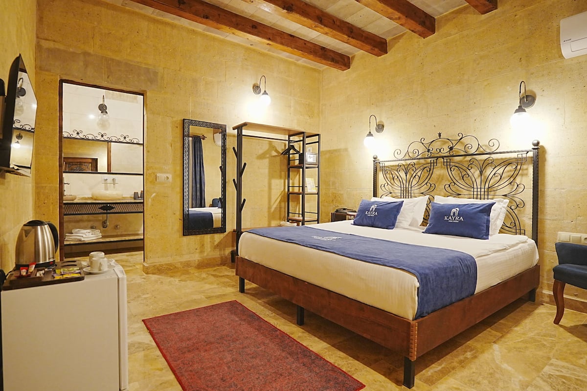 Superior Double Room | Peralatan tempat tidur premium, gebar bulu kapas