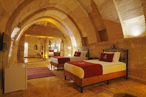 Comfort-Vierbettzimmer | Hochwertige Bettwaren, Daunenbettdecken, individuell dekoriert