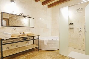 Deluxe Double Room | Bathroom | Hair dryer, slippers, towels, soap - Kayra Cave Suites (Nevsehir)