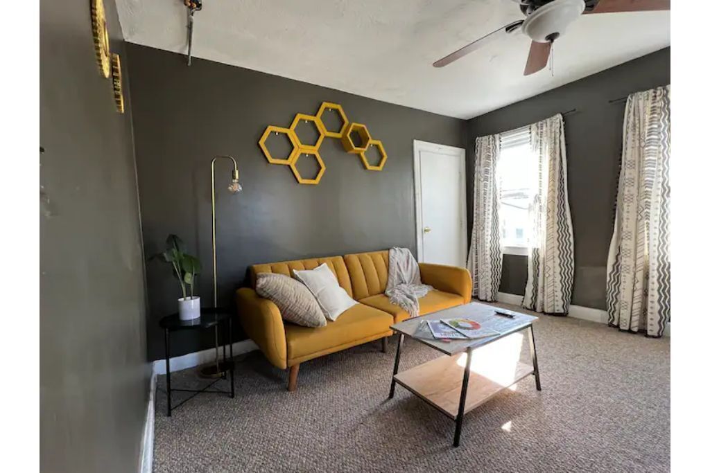 Cozy 2 Bed W/ FREE Parking in ❤️ of Little Italy