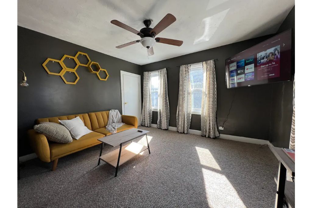 Cozy 2 Bed W/ FREE Parking in ❤️ of Little Italy