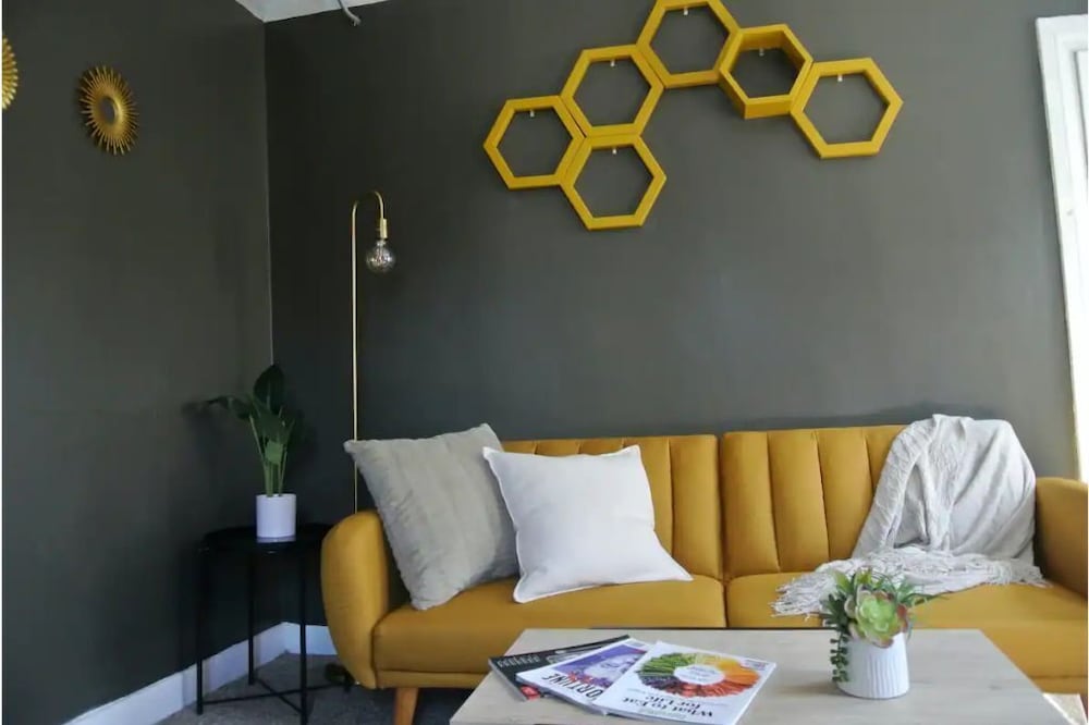 Cozy 2 Bed W/ FREE Parking in ❤️ of Little Italy
