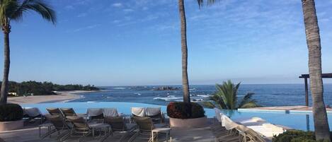 Una piscina al aire libre, una piscina climatizada