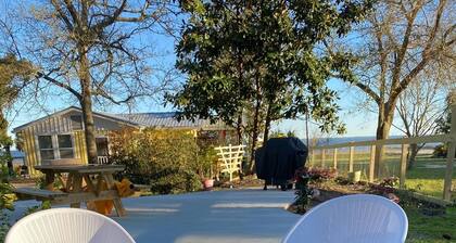 Bayfront, Water View, 5 min to Beach, Fenced-in Yard, Fire Pit, Pet Friendly
