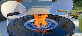 Bayfront, Water View, 5 min to Beach, Fenced-in Yard, Fire Pit, Pet Friendly
