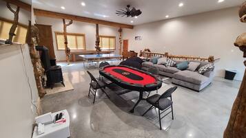 Smart-tv, eldstad, dvd-spelare och bordsfotboll