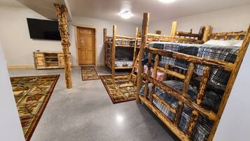 4 sovrum, skrivbord, strykjärn/strykbräda och resesäng