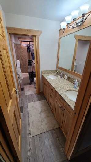 Combined shower/bathtub, hair dryer, towels, soap - Cabin on Creek W/fire pit close to Ski, boat, fishing, Hike with large game room (Irwin)