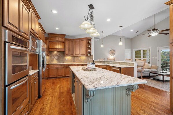 Kylskåp, mikrovågsugn, ugn och spishäll