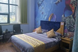 A hotel room with a bed, a desk, and a window. - Monai Garden Hotel (Youyang County)
