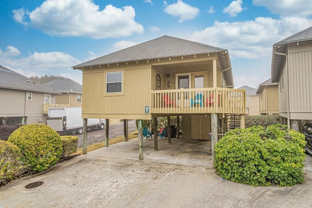 Cottage House - Steps to the Beach with Pool