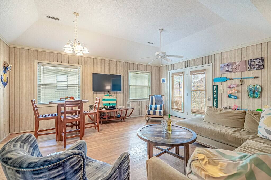 Cottage House - Steps to the Beach with Pool