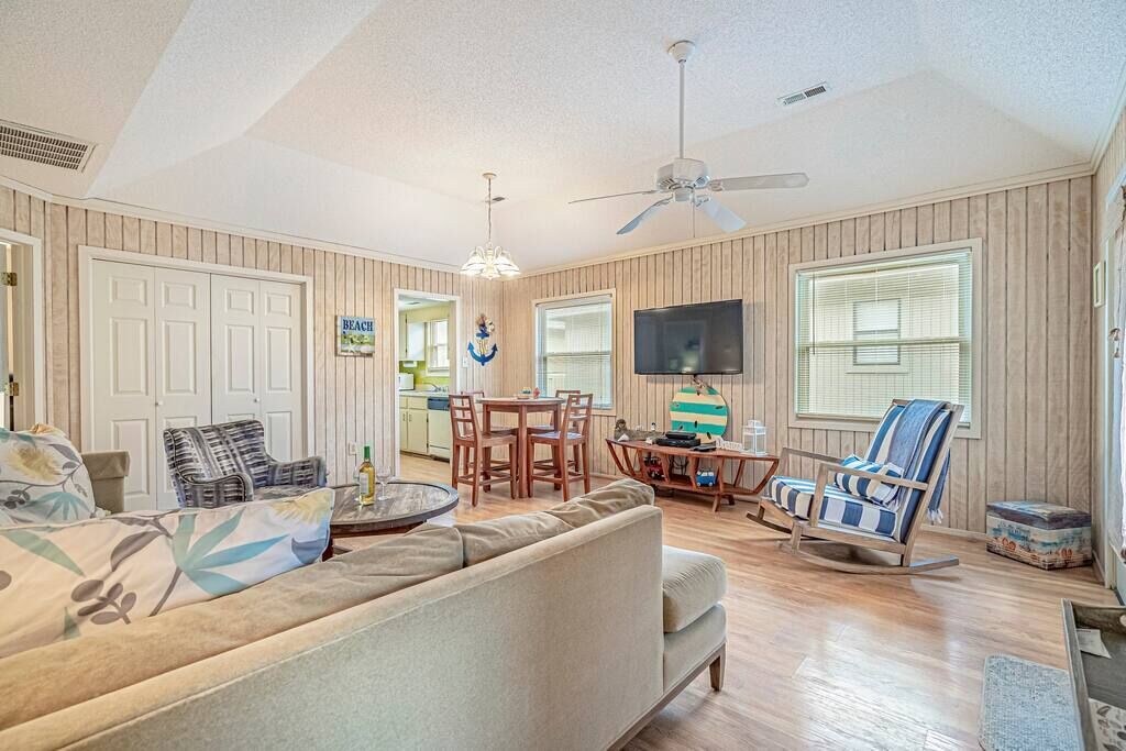 Cottage House - Steps to the Beach with Pool