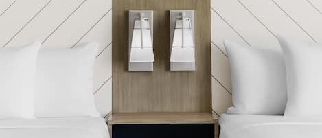 Ein Hotelzimmer mit zwei Betten, einem Holzkopfteil und Wandleuchten.