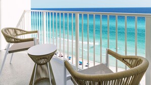 A balcony with wicker furniture and a view of the ocean. - Hyatt Place Panama City Beach (Panama City Beach)