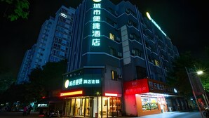 Un immeuble à plusieurs étages, doté d’une enseigne lumineuse indiquant qu’il s’agit d’un hôtel.
