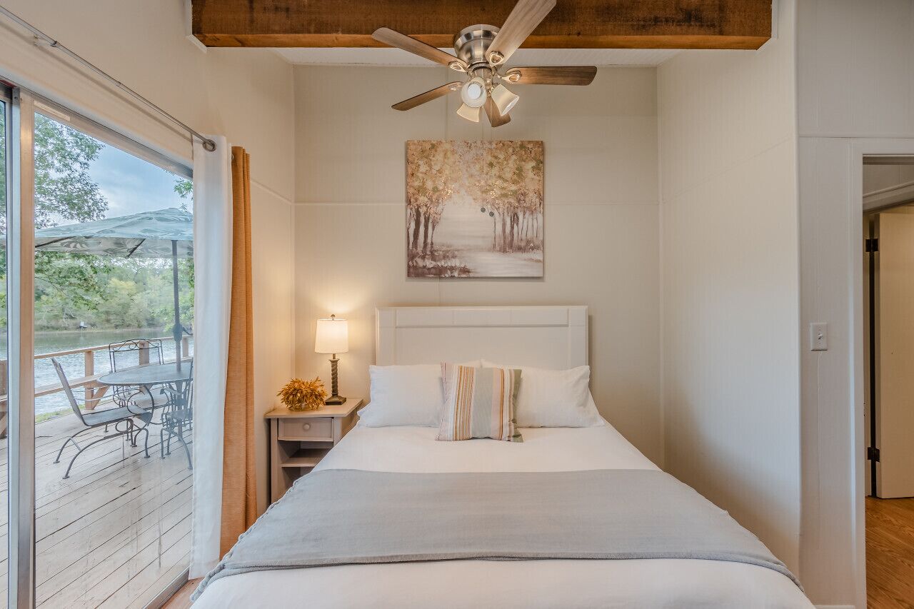 Serene Lakefront Cabin, Fishing, Firepit, Kayaks