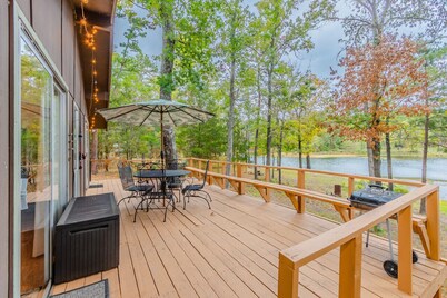 Serene Lakefront Cabin, Fishing, Firepit, Kayaks