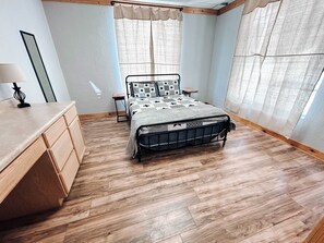 5 bedrooms, iron/ironing board, free WiFi, bed sheets